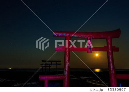 海中鳥居の月の出　佐賀県　太良町 35530997