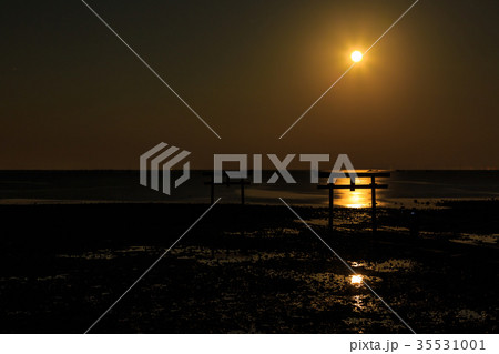 海中鳥居の月の出　佐賀県　太良町 35531001