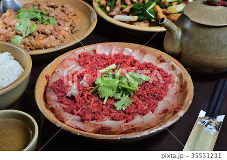 Braised pork with red yeast 35531231