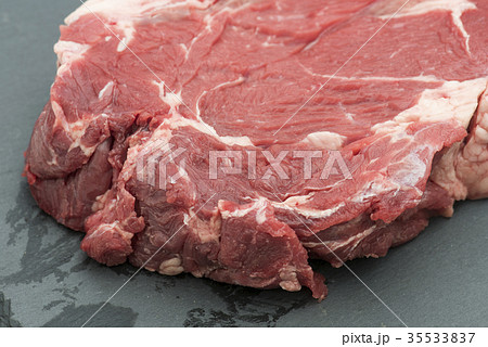 生のステーキ用牛肉 生のステーキ用牛肉 35533837