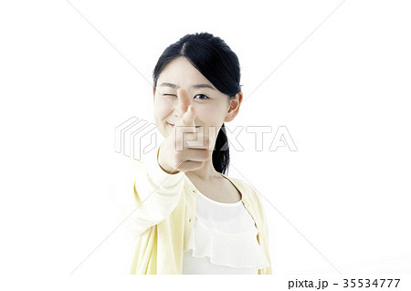 若い女性 指差しの写真素材