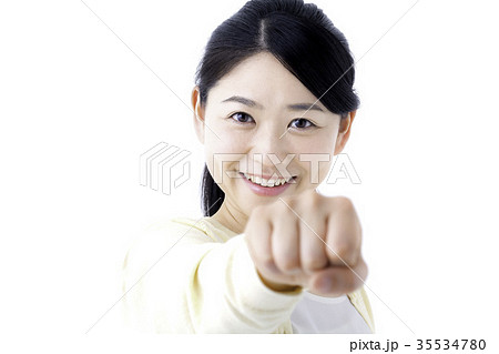 若い女性 パンチ 拳の写真素材