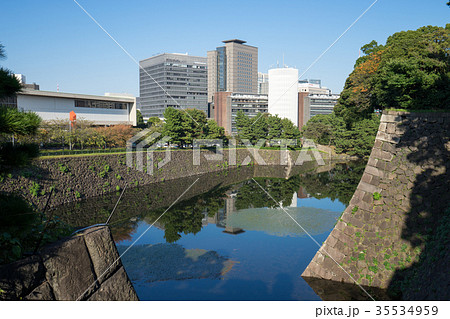 北桔橋門から見る平川濠と竹橋周辺の町並みのイメージ 北桔橋門から見る平川濠と竹橋周辺の町並みのイメージ 35534959