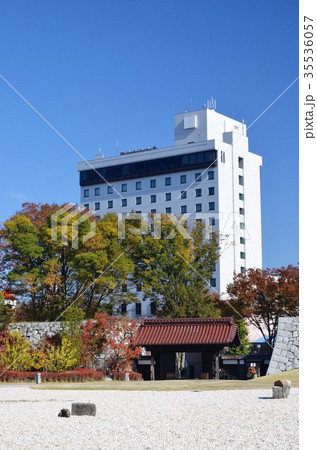 紅葉に包まれる富山城の千歳門 35536057