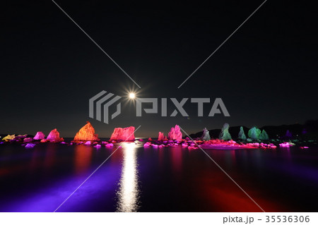 橋杭岩のライトアップの写真素材