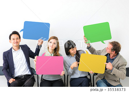 メッセージボードを持つ人々 35538373