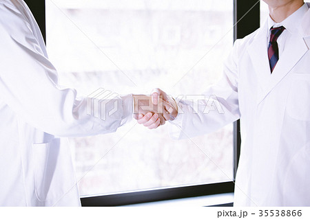 医療イメージ　握手 35538866