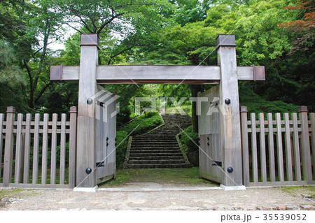 岐阜城　織田信長居館跡　復元された冠木門 35539052