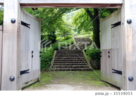 岐阜城　織田信長居館跡　復元された冠木門 35539053