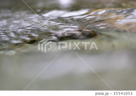 水面すれすれから見た川 水面すれすれから見た川 35541053