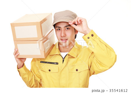 荷物を運ぶ笑顔の男性 35541612