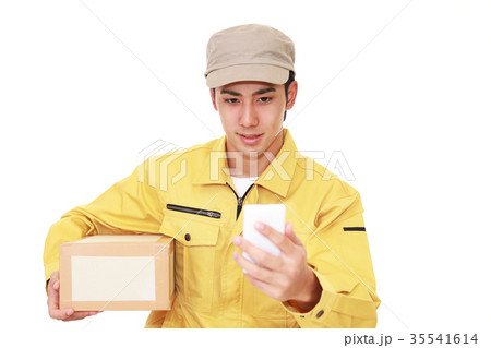 荷物を運ぶ男性 35541614