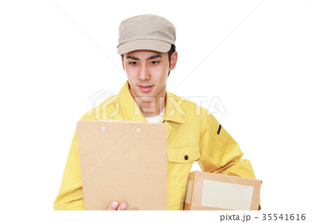 荷物を運ぶ男性 35541616