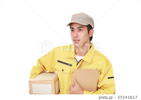 荷物を運ぶ笑顔の男性 荷物を運ぶ笑顔の男性 35541617