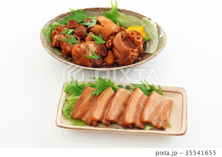 沖縄伝統の豚足テビチと三枚肉の写真素材