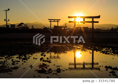 海中鳥居の夕陽　佐賀県　太良町 35541780