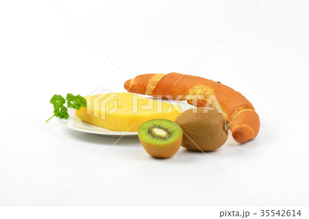 cheese and bread roll 35542614