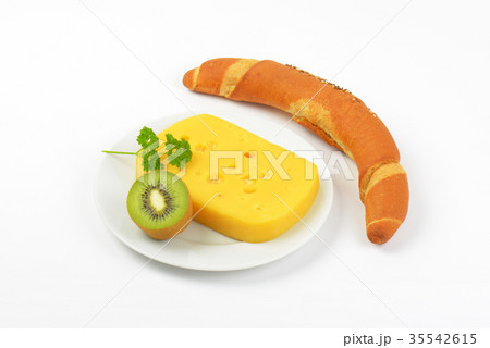 cheese and bread roll 35542615