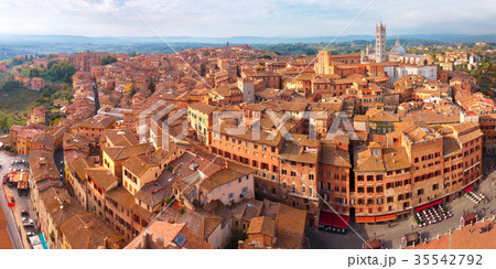 Siena Cathedral in the sunny day, Tuscany, Italy Siena Cathedral in the sunny day, Tuscany, Italy 35542792