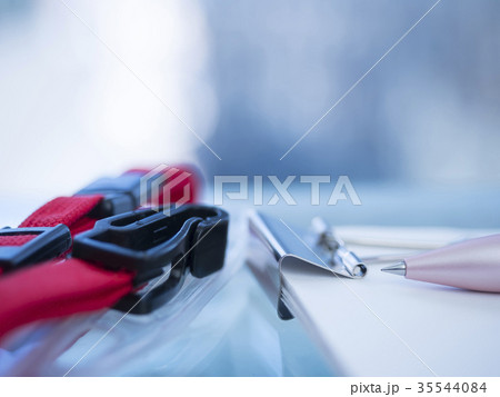 ビジネスイメージ・書類・IDカード・女性 35544084