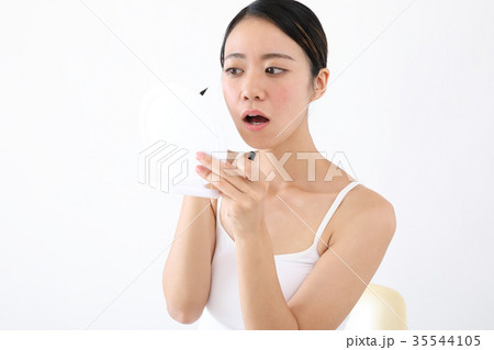 美容　アイラインを書く 35544105