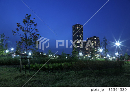 二子玉川タワーマンションの夜景の写真素材