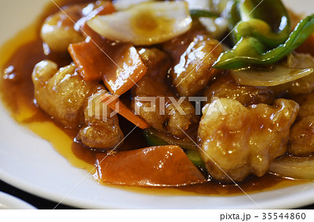 鶏肉甘酢餡かけ 甘酢 餡かけ 揚げ物 中華料理 四川料理 中華 キャベツ 肉 炒める ランチ 調理 の写真素材