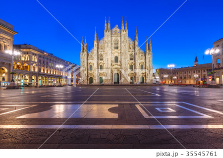 Night Piazza del Duomo in Milan, Italy Night Piazza del Duomo in Milan, Italy 35545761