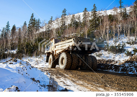 Dump truck with ore 35545906