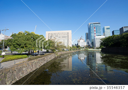 皇居の大手濠と大手町方面の景色 皇居の大手濠と大手町方面の景色 35546357