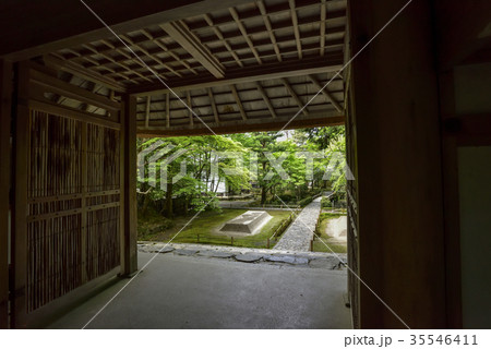 法然院　山門から望む百砂壇 35546411