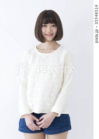 若い女性 代 白バック カットモデルの写真素材