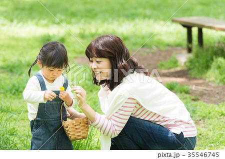 公園で遊ぶ親子 公園で遊ぶ親子 35546745