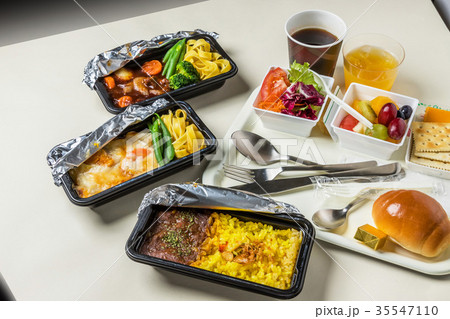 一般的な機内食　Set inflight meal of economy class 35547110