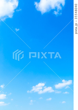 雲　積雲　青い空　白い雲　秋の空　冬の空　背景用素材　クラウド　青空　合成用背景 35548040