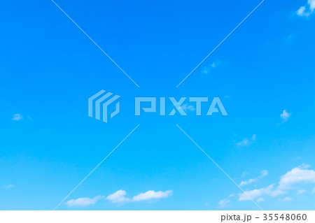 雲　積雲　青い空　白い雲　秋の空　冬の空　背景用素材　クラウド　青空　合成用背景 35548060