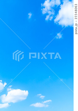 雲　積雲　青い空　白い雲　秋の空　冬の空　背景用素材　クラウド　青空　合成用背景 35548063