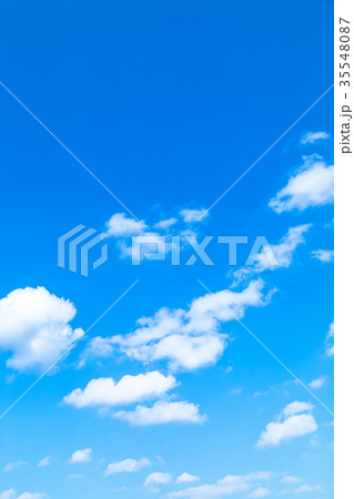 雲　積雲　青い空　白い雲　秋の空　冬の空　背景用素材　クラウド　青空　合成用背景 35548087