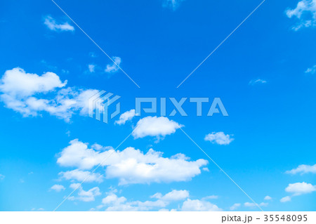雲　積雲　青い空　白い雲　秋の空　冬の空　背景用素材　クラウド　青空　合成用背景 35548095
