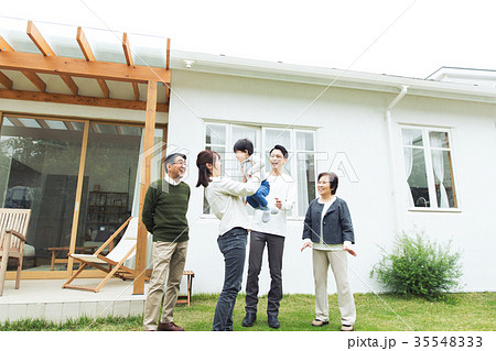 家族 3世代 家 庭 35548333