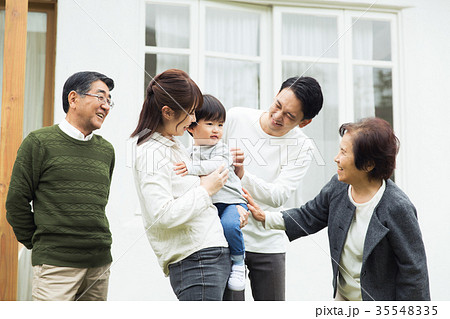 家族 3世代 家 庭 35548335