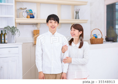 幸せそうな若いカップル カメラ目線 若い男性と女性 大学生 西洋風の家 幸せそうな若いカップル カメラ目線 若い男性と女性 大学生 西洋風の家 35548913