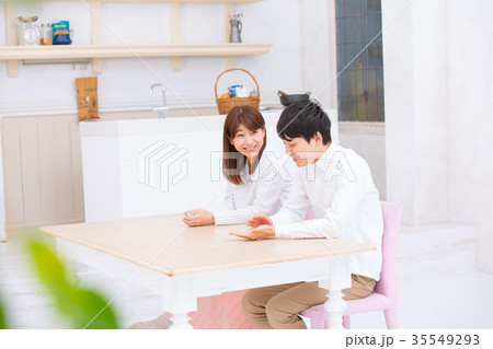 幸せそうな若いカップル　若い男性と女性　大学生　西洋風の家 35549293