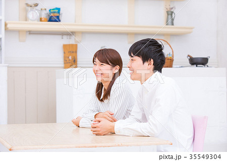 幸せそうな若いカップル　若い男性と女性　大学生　西洋風の家 35549304