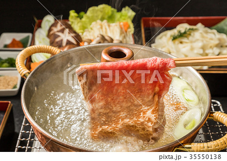 霜降り和牛肉でしゃぶしゃぶ鍋 Japanese beef Shabu-shabu hotpot 35550138