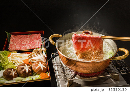 霜降り和牛肉でしゃぶしゃぶ鍋 Japanese beef Shabu-shabu hotpot 霜降り和牛肉でしゃぶしゃぶ鍋 Japanese beef Shabu-shabu hotpot 35550139