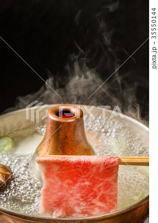 霜降り和牛肉でしゃぶしゃぶ鍋 Japanese beef Shabu-shabu hotpot 霜降り和牛肉でしゃぶしゃぶ鍋 Japanese beef Shabu-shabu hotpot 35550144