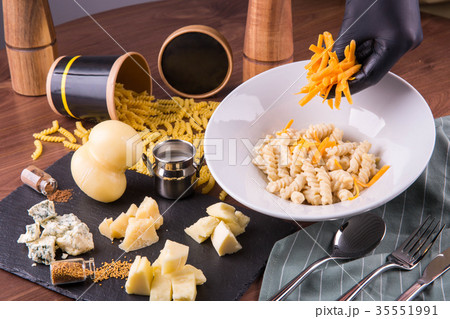 4 cheeses paste in creamy sauce 4 cheeses paste in creamy sauce 35551991