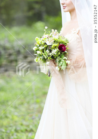 Beautiful bride with wedding bouquet 35552147