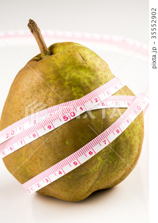 メジャーに巻きつけられた洋梨 35552902